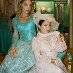 Sofia Scalia Instagram – Anche Madame Sofì de Framboise vi aspetta con la sua amica Divina su @primevideoit con la nuova stagione di “La famiglia Reale “ 👑💖 #lafamigliareale #adv