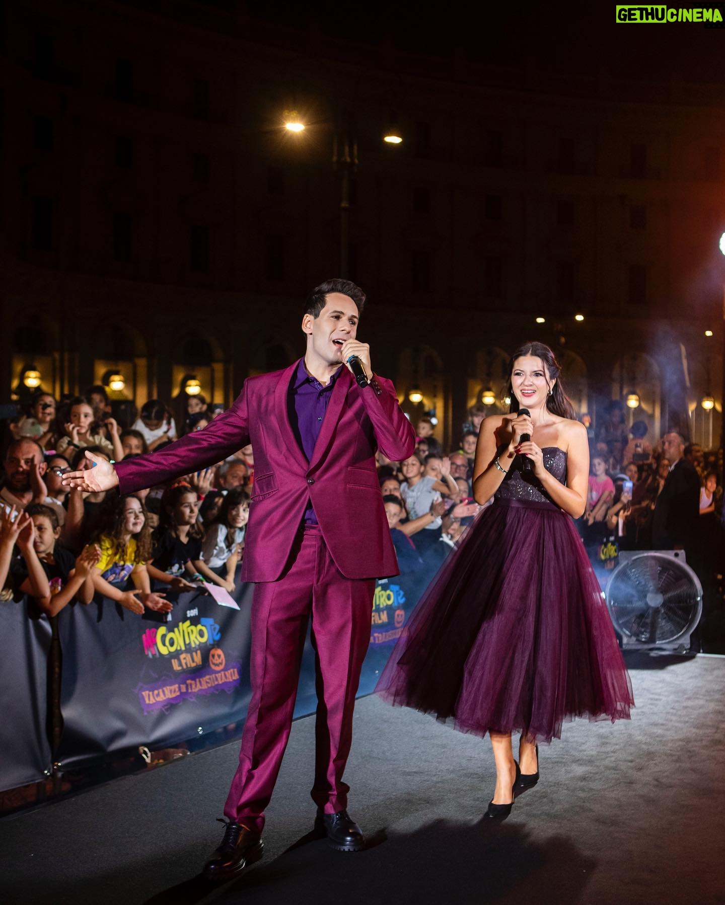 Sofia Scalia Instagram - In viaggio verso la Transilvania βοΈ solo tre giorni e finalmente il nostro nuovo film sarΓ al cinema !!π¬ Abito π @ateliereme Scarpe π @gianvitorossi Gioielli π @bulgari Style by @teclaturiaco @warnerbrositalia @colorado_film @mecontrote
