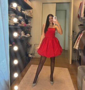 Sofia Scalia Instagram - Mi piace questa cosa che negli ultimi giorni indosso solo vestiti rossi e luccicanti !✨❤️

Vestitino rosso stupendo @ateliereme 
Scarpe luccicanti pazzesche @lesilla 

Un grazie speciale alla mia stylist @teclaturiaco ❤️