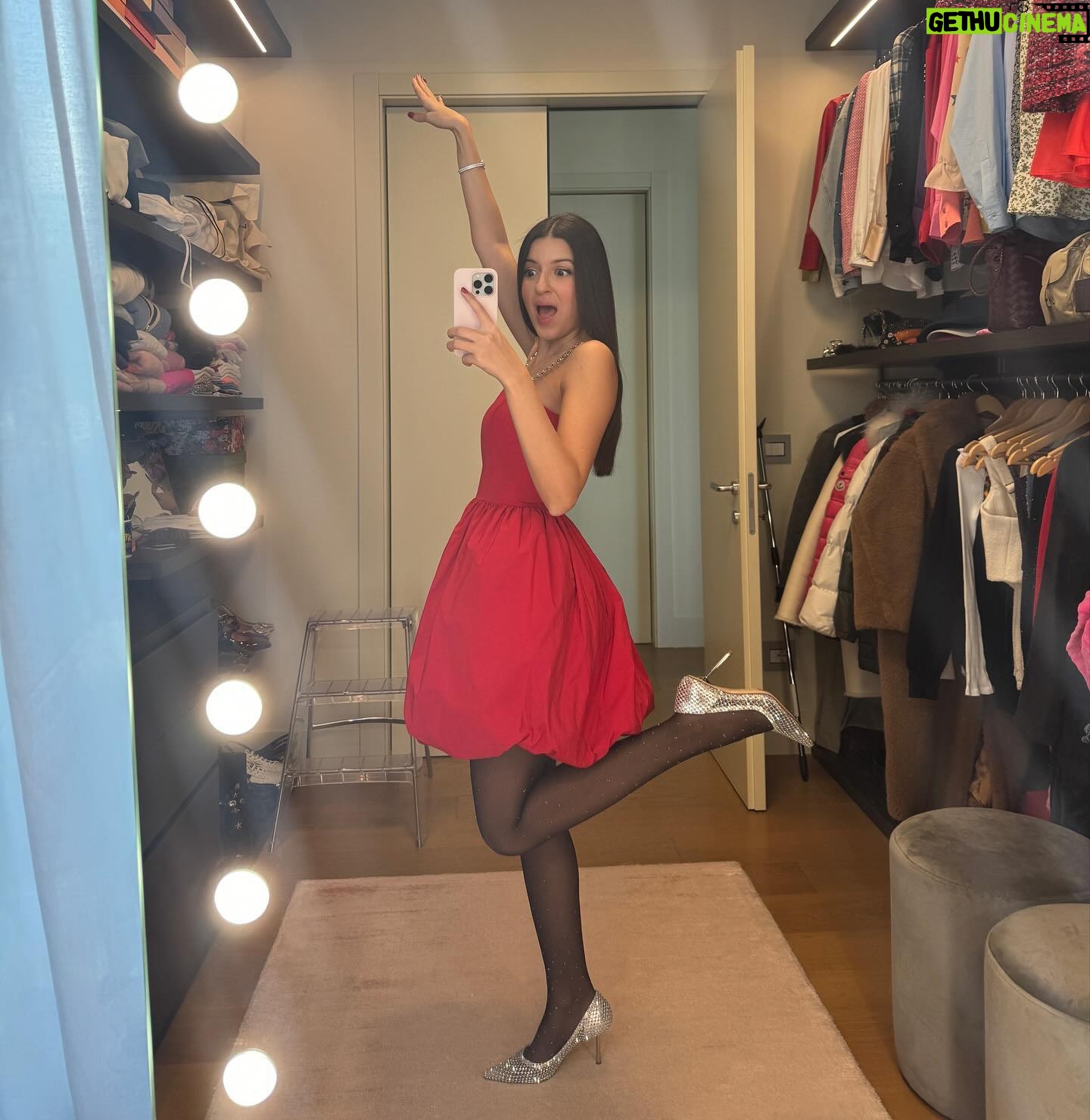 Sofia Scalia - 5.8K Likes - Mi piace questa cosa che negli ultimi giorni indosso solo vestiti rossi e luccicanti !✨❤️
Vestitino rosso stupendo @ateliereme
Scarpe luccicanti pazzesche @lesilla
Un grazie speciale alla mia stylist @teclaturiaco ❤️