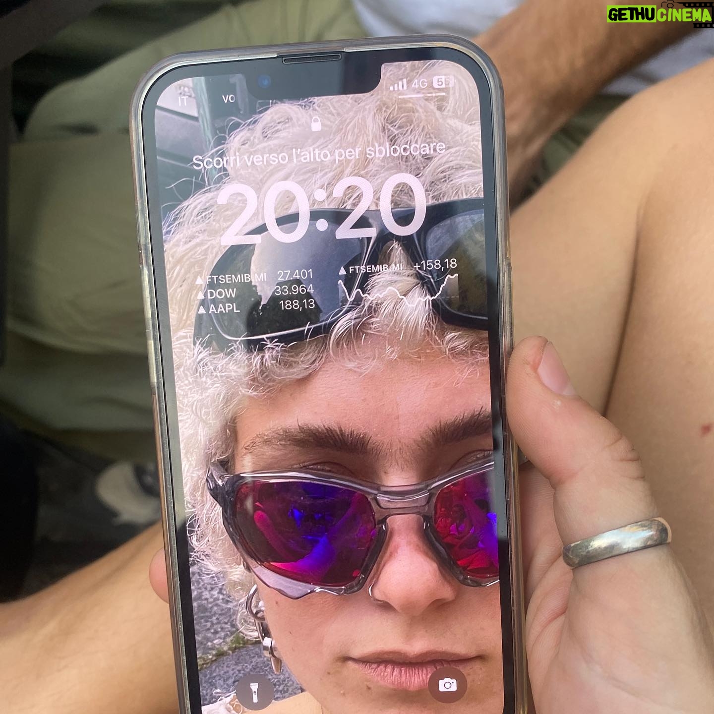 Sofia Viscardi Instagram - quelle nell’ultima foto sono le mie scarpe sotto cassa