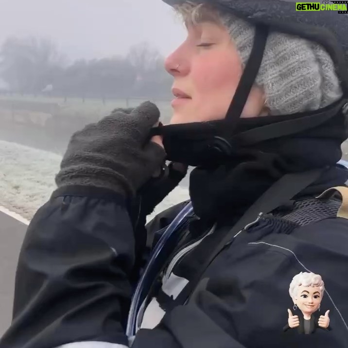 Sofia Viscardi Instagram - 2022 cose molto ok: camminato o raggiunto in bici posti stupe con mie persone preferite (foto da 1 a 9) 2023 cose non molto ok: ancora unico mezzo che so guidare (foto 10)