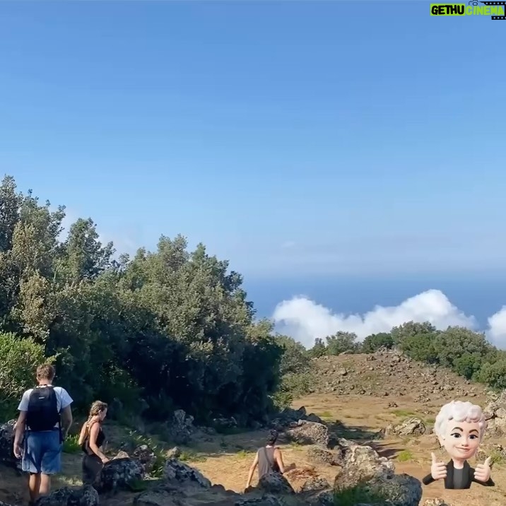 Sofia Viscardi Instagram - 2022 cose molto ok: camminato o raggiunto in bici posti stupe con mie persone preferite (foto da 1 a 9) 2023 cose non molto ok: ancora unico mezzo che so guidare (foto 10)