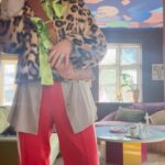 Sofie Linde Instagram – Reklame // tags • Ønske i indbakken fra den primært yngre del af jer herinde; ‘30 days / 30 outfits challenge’ 😅 Det er en “ting” forstår jeg. 30 dage lyder af meget 👀 Så vi prøver med en ‘10 days / 10 outfits challenge’ i stedet om få lov – og så må vi se hvordan det går 🫠 Her serveret 1/10 💪🏻

Bukser: gamle @adidasoriginals 
Top: @rabens_saloner 
Sko: @drmartensofficial 
Skjorte: @herskindofficial 
Jakke: @oddlemoncph 
Solbriller: @prada 
Taske: vintage @gucci