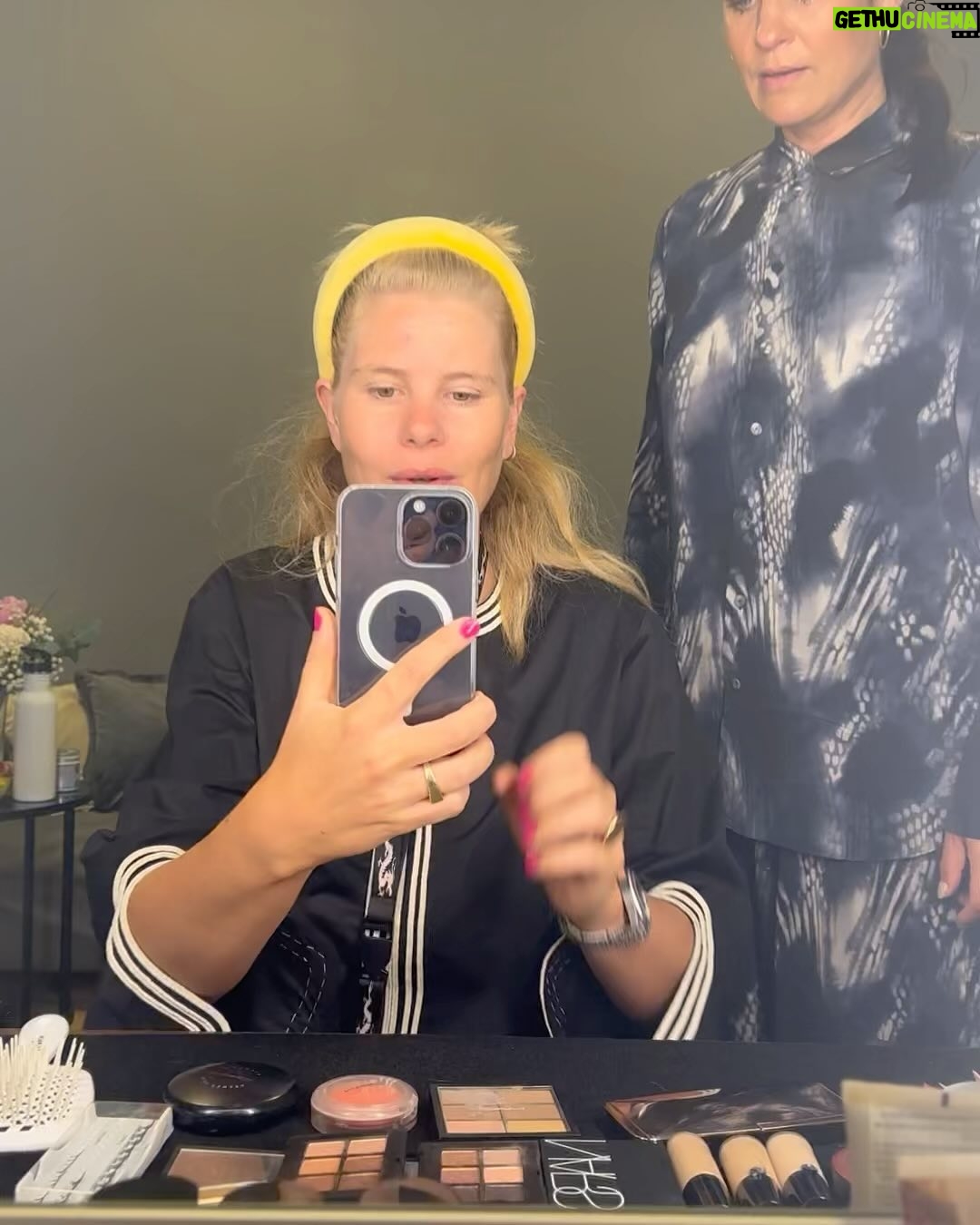 Sofie Linde Instagram - Så er det heute, at der er præmiere på ‘LOL - Den Der Ler Sidst’ på @primevideodk 🤌🏼 Det har simpelthen været så sjovt at lave. En wunderbar samling af opturs-mennesker. Både foran og bag kameraet. Jeg håber at I vil tage godt imod det ❣️• Reklame #primevideodk #loldk