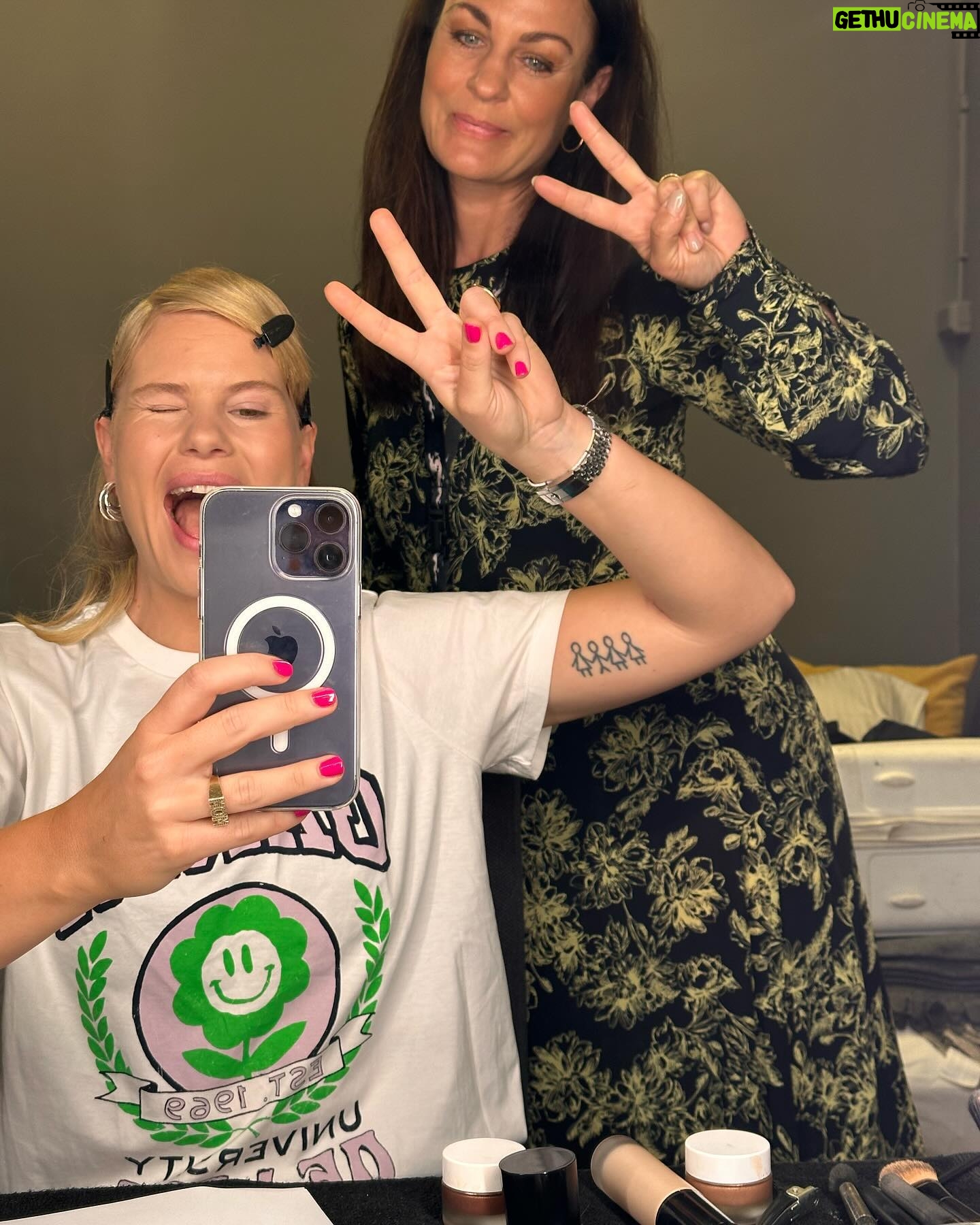 Sofie Linde Instagram - Så er det heute, at der er præmiere på ‘LOL - Den Der Ler Sidst’ på @primevideodk 🤌🏼 Det har simpelthen været så sjovt at lave. En wunderbar samling af opturs-mennesker. Både foran og bag kameraet. Jeg håber at I vil tage godt imod det ❣️• Reklame #primevideodk #loldk
