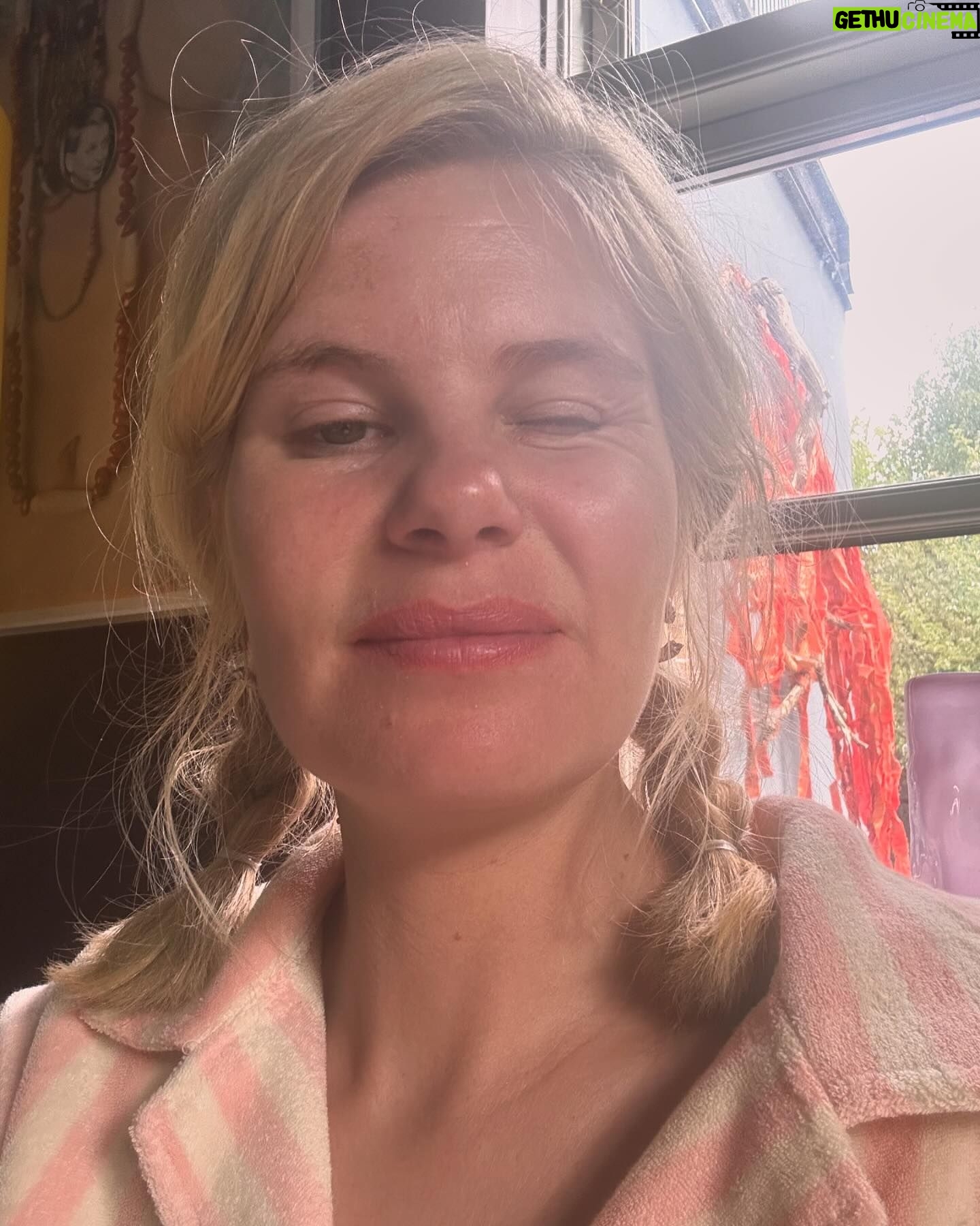 Sofie Linde Instagram - Selfie Sofie i selfie rullen 📸 Jeg håber at alle er landet godt i hverdagen igen 😘