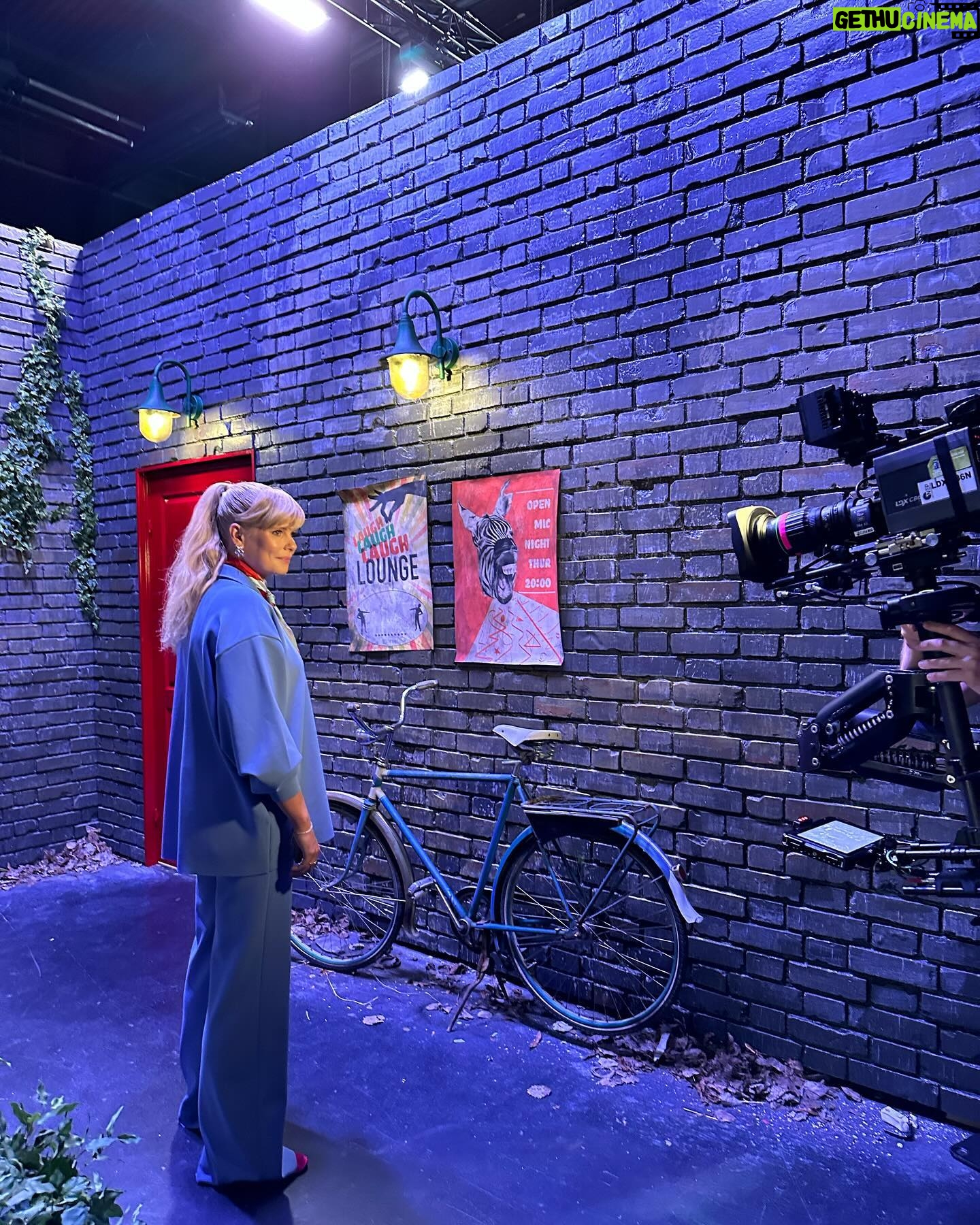 Sofie Linde Instagram - Så er det heute, at der er præmiere på ‘LOL - Den Der Ler Sidst’ på @primevideodk 🤌🏼 Det har simpelthen været så sjovt at lave. En wunderbar samling af opturs-mennesker. Både foran og bag kameraet. Jeg håber at I vil tage godt imod det ❣️• Reklame #primevideodk #loldk