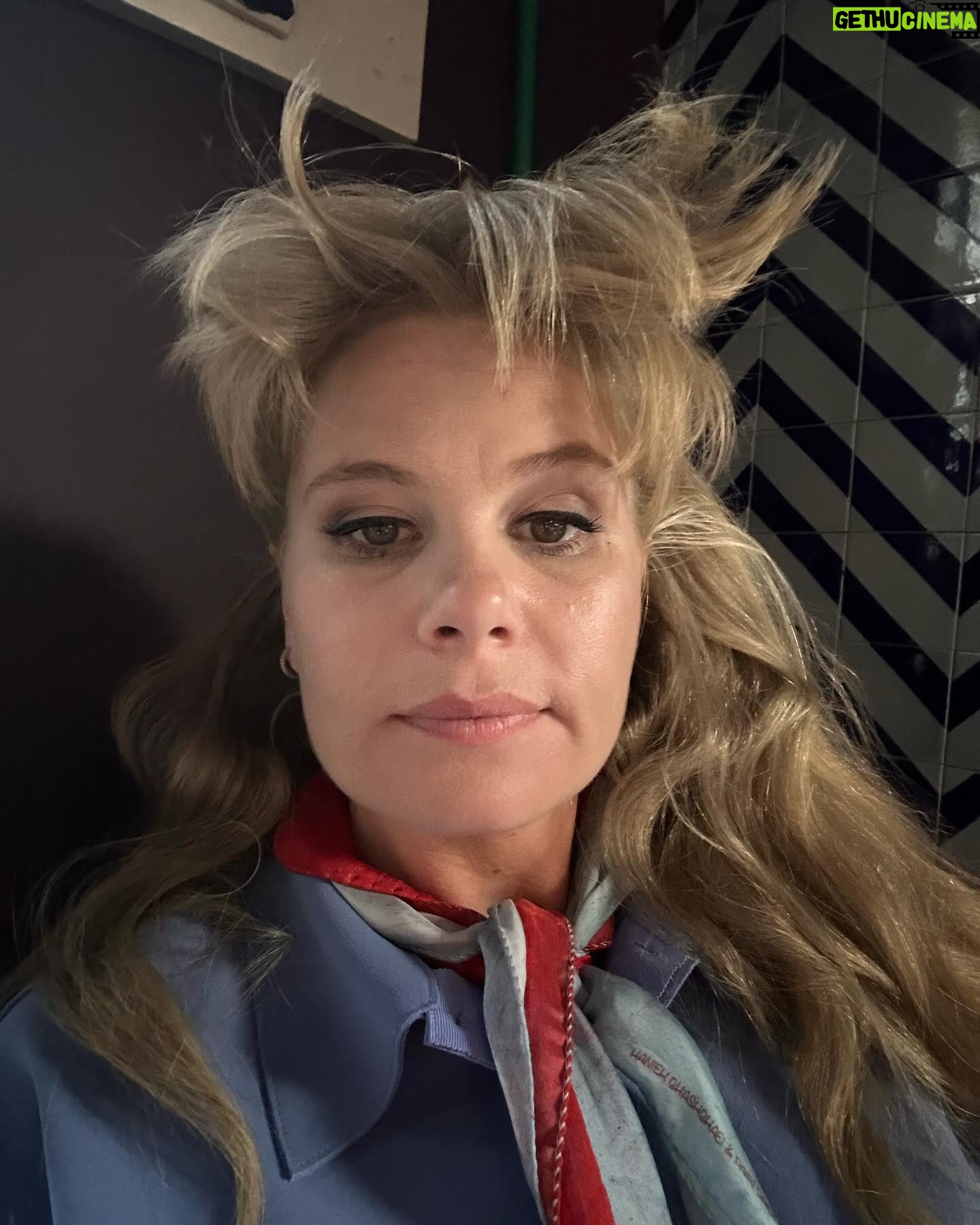 Sofie Linde Instagram - Så er det heute, at der er præmiere på ‘LOL - Den Der Ler Sidst’ på @primevideodk 🤌🏼 Det har simpelthen været så sjovt at lave. En wunderbar samling af opturs-mennesker. Både foran og bag kameraet. Jeg håber at I vil tage godt imod det ❣️• Reklame #primevideodk #loldk