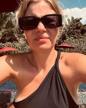 Sofie Linde Instagram - Vi har hygget os. Vi har skændtes. Vi er blevet gode venner igen. Vi har sovet lur og vi har sovet hele natten. Vi har snorklet. Vi har fået nye venner. Og vi har det stadig skide alletiders ❣️