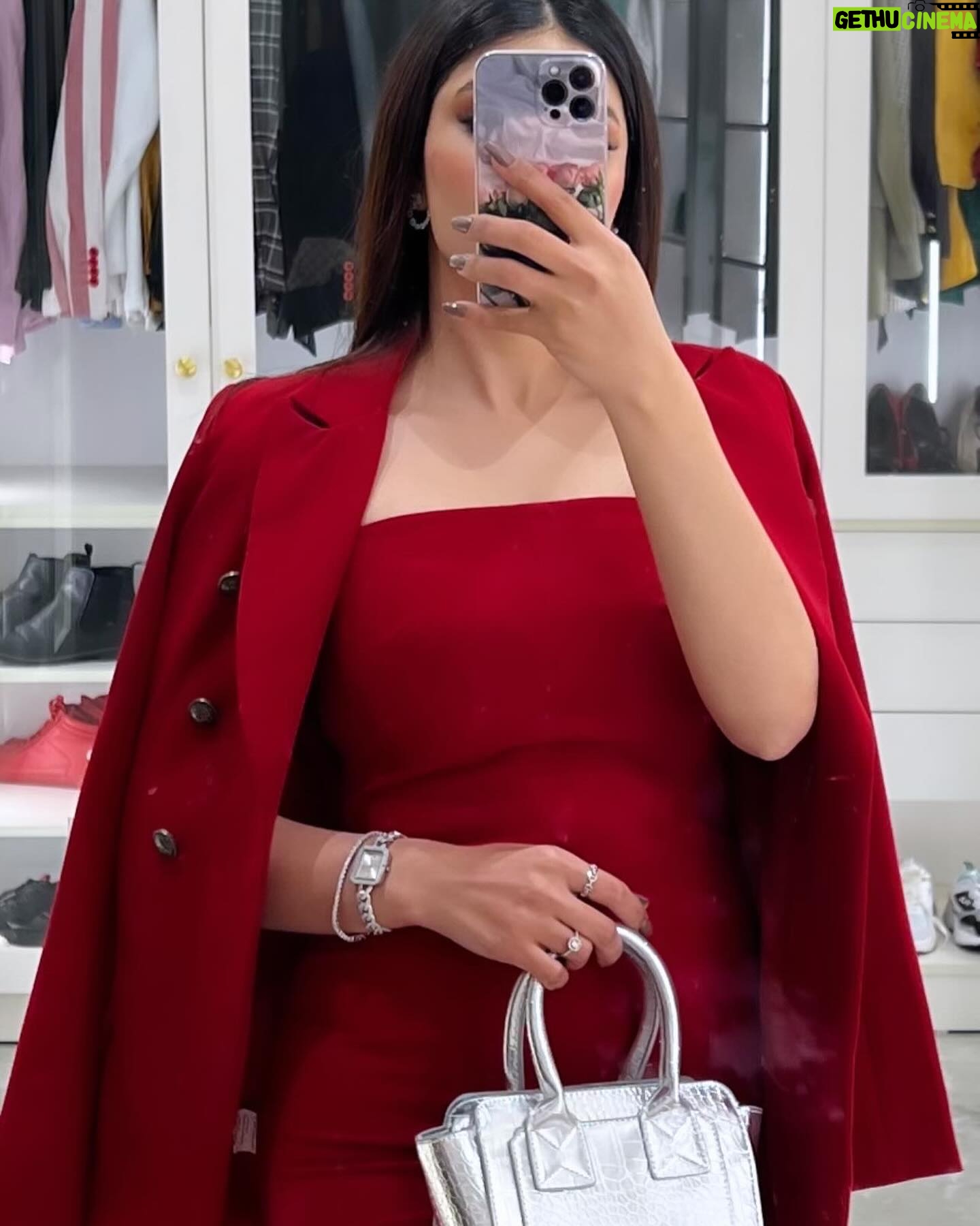 Soheir Salah Instagram - اتمنالكم سنة حلوة مثل روحكم اني بالنسبة الي سنة ٢٠٢٣ من احلى السنوات الي مرت علية رغم المعوقات الي نمر بيها كلنا بس الاشياء الحلوة والسعادة جانت اكثر ختمتها بصور بسيطة من تصوير الانسان الاحبه اتمنى تكون سنة ٢٠٢٤ بعد احلى علية كولوا آمين واندعولي بالاشياء الحلوة احبكم🤍