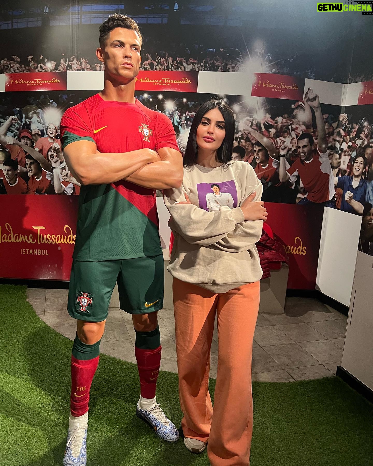 Soheir Salah Instagram - جانت جولة حلوة وسعيدة تعرفت ع مشاهير العالم😂 منو المشهور الي تتمنون تلتقون بي؟ اني اتمنى التقي بحيدر عبد ثامر😂❤️ @haider_abd_thamer
