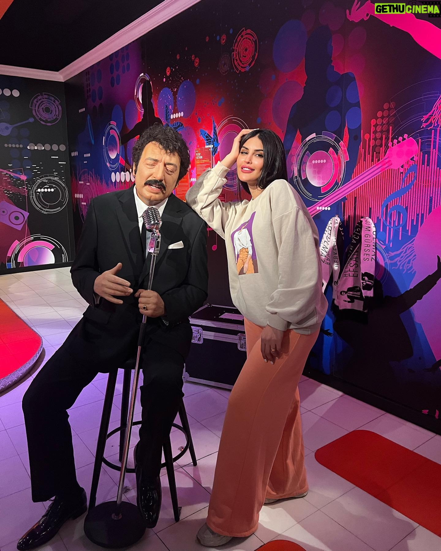 Soheir Salah Instagram - جانت جولة حلوة وسعيدة تعرفت ع مشاهير العالم😂 منو المشهور الي تتمنون تلتقون بي؟ اني اتمنى التقي بحيدر عبد ثامر😂❤️ @haider_abd_thamer