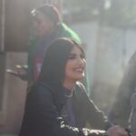 Soheir Salah Instagram – اهنا سهير تكول للمخرج ايي استاذ شنو حسوي هند بعد سولفلي 
وراها تكول هم مصيبة جديدة شنو هاي ماتمل هند
وراها صار حوار داخلي وضحكت وكالت بقت على هاااي يلاا😂😂
#هند_حيرة #سهير_صلاح