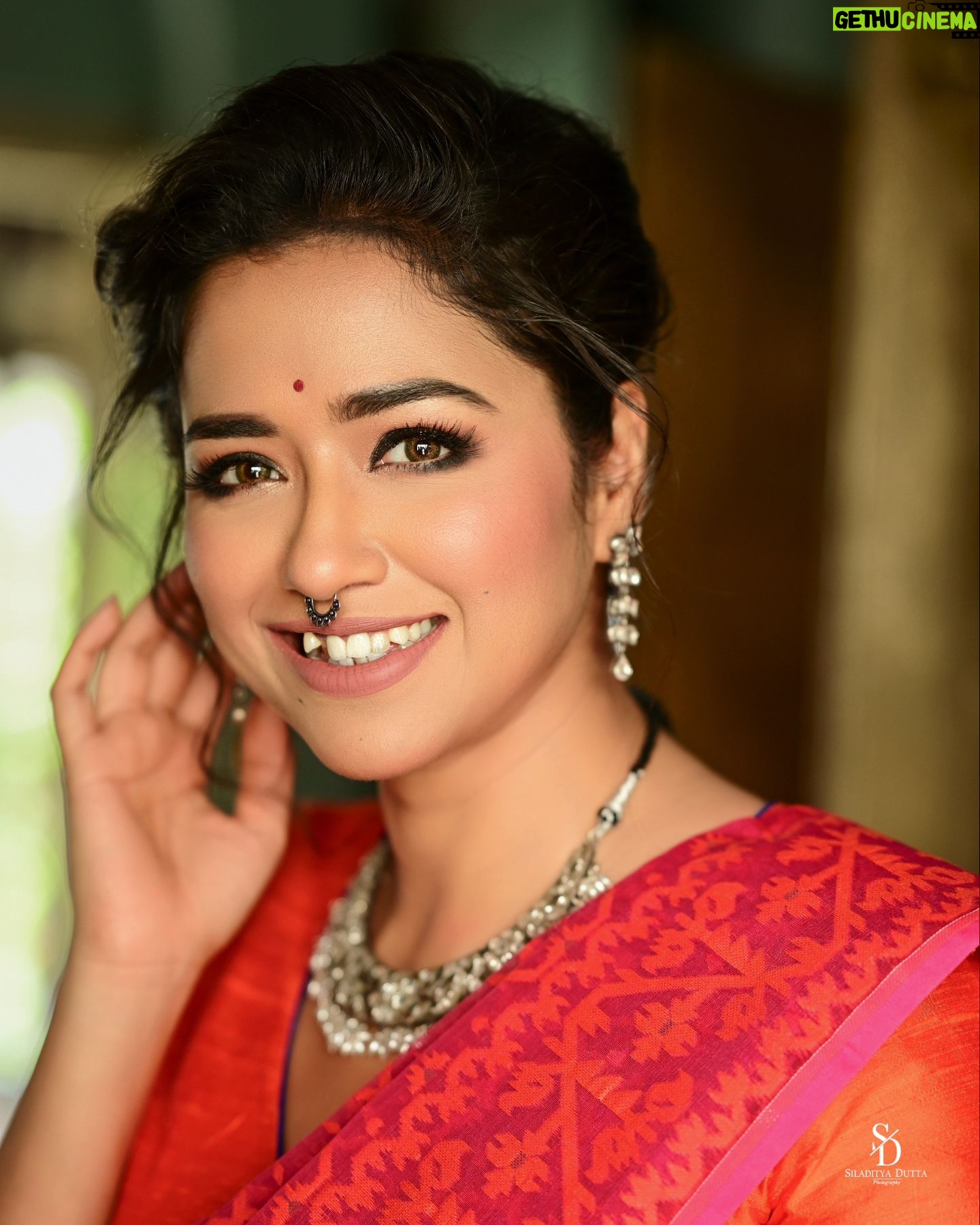 Sohini Sarkar Instagram - πΈ Shoot for @sangbadpratidin In frame : @sohinisarkar01 π Photo : @siladitya_dutta Makeup & Hair : @abhijitpl2 Saree : Priyogopal Bishoyi Blouse : @parama_g Jewellery: @tahir_somethingsopure Styling : @bidisha_chattopadhyay Coordination : @shampalimaulick . . . . . . . . . . . . . . . . . . . . . . . . #actress #photoshoot #fashionblog #fashionblogger #fashionmagazine #portraitsgames #styleblogger #portraitspg #portraitsmood #photooftheday #fashionblogger_de #portraitphotography #fashiondiaries #fashioneditorial #fashionphotography #fashionwoman #ootd #ootdfashion #portraits #portraitpage #styleinspiration #portraitmood #fashionaddict #wiwt #moodygrams #incredibleindia #fashionphotography #fashionphotographer #instafashion #fashionworld