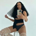 Solange Instagram - 🖤🫂🤍 🎵just to feel like thiss, it took a loonng time 🎵