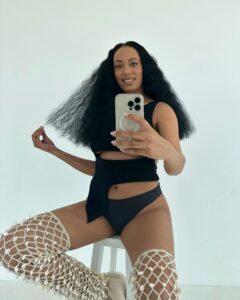 Solange Instagram - 🖤🫂🤍 🎵just to feel like thiss, it took a loonng time 🎵