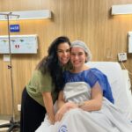 Solange Gomes Instagram - Chegou o grande dia! Treze de março foi a data de realizar um desejo antigo da minha filha @stephaniegomees Ela organizou tudo, escolheu o conceituado cirurgião plástico @davidsimiss Confesso que morro de medo e fiquei muito tensa ao vê-la indo para o centro cirúrgico e pensei: “Lá vai a minha vida toda… agora é com você, meu Deus”. Em breve, o resultado. Eu já vi e ficou incrível! 🙌🏻 #cirurgiaplastica