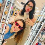 Solange Gomes Instagram – A gente experimenta os óculos e ainda tiramos a foto. 
Perguntei pra estrela… 😂
@stephaniegomees vamos postar e fazer colab? Não manhe. 👊🏼🤓