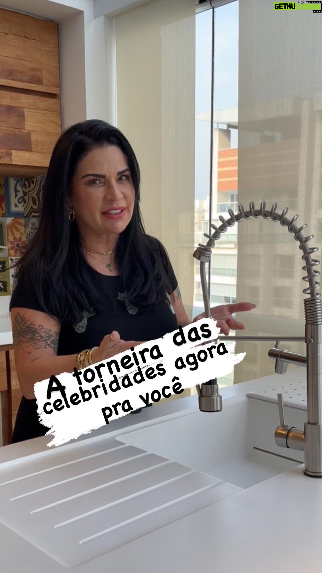 Solange Gomes Instagram - Vocês sabem que eu estou reformando meu apartamento, né? E para a minha cozinha o modelo que eu escolhi foi a espiral da Kitbaco. Uma torneira linda e estilosa, com 10 anos de garantia e que vai facilitar muito o meu dia a dia. Quer saber como garantir a sua e mudar sua cozinha de patamar? Vem comigo! #arquitetura #cozinha #designerdeinteriores #publi