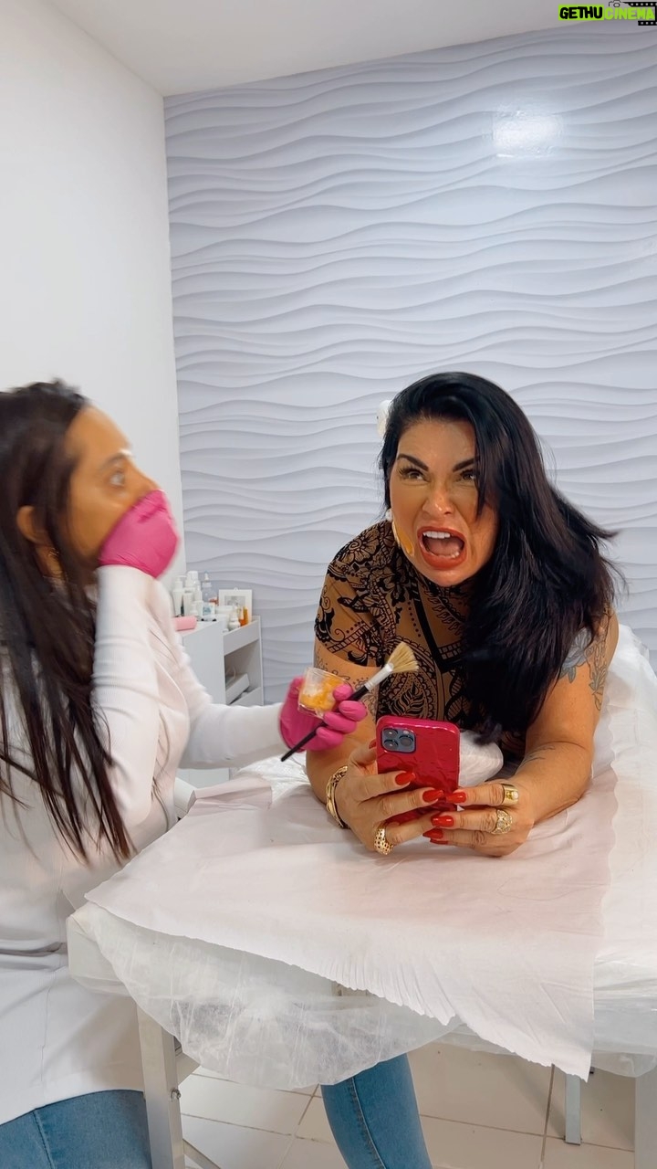 Solange Gomes Instagram - Aquele desabafo com a @esteticalurianfernandes em uma tarde de tratamentos estéticos. Diz aí, você também está assim? 🤦🏻♀️💔❤️🩹