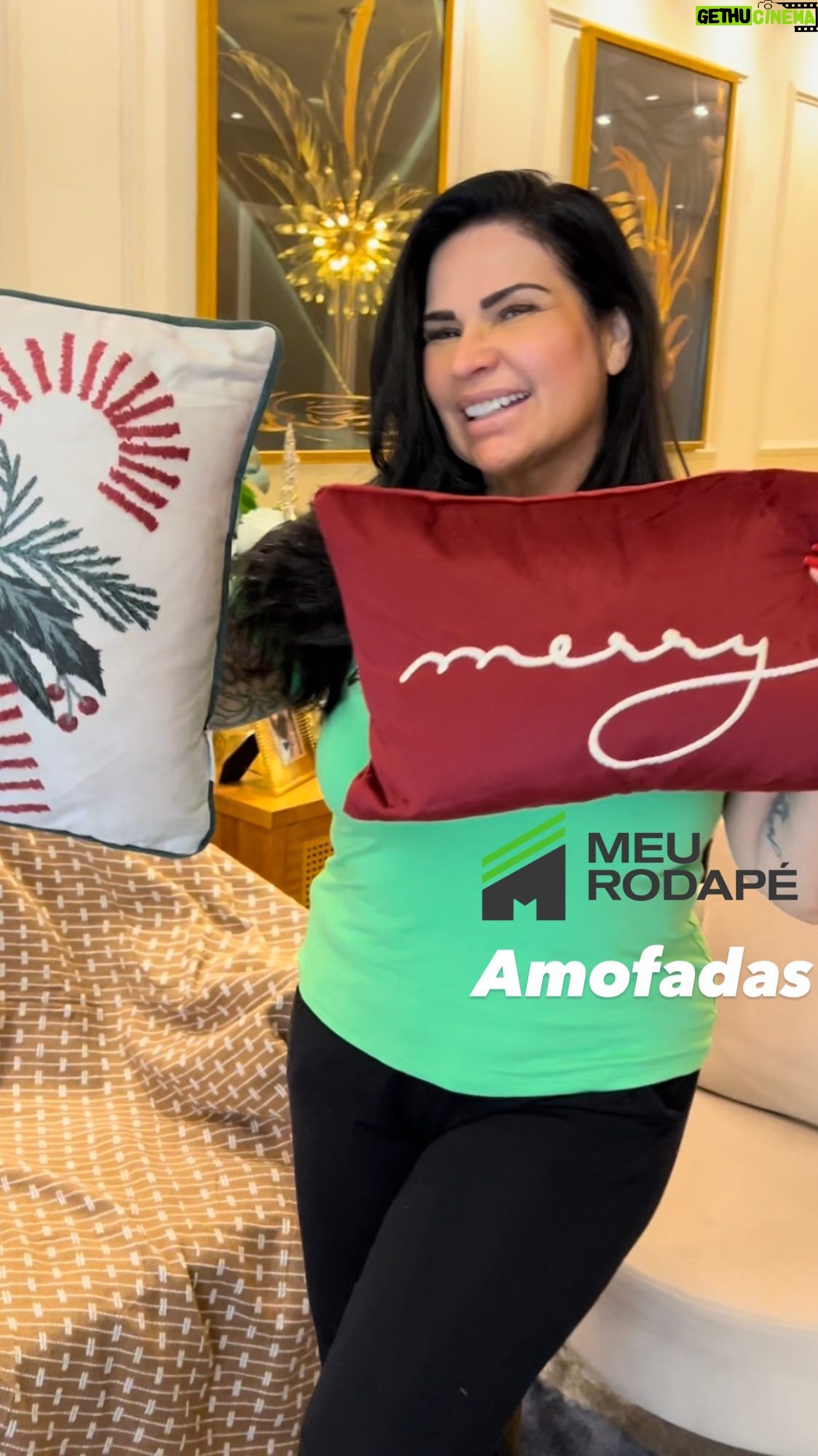 Solange Gomes Instagram - SPOILER pra vocês!! Um pouquinho da minha decoração natalina 🎄🧑🎄com um toque da @amofadasoficial e a mudança de mais um ambiente do meu apartamento com a @meurodape Estão curiosos? Então vem comigo! Aproveitem o meu cupom de desconto SOLANGEGOMES dando 10% de desconto para compras no site da @amofadasoficial e @meurodape #decoração #arquitetura #designerdeinteriores