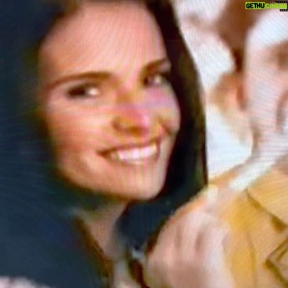 Solange Gomes Instagram - E esse #tbt de 1999! Fui musa do clipe “Relaxa” do grupo “Vagabundos”. Uma curiosidade pra vocês. Foi um dia inteiro de gravação, exaustivo e eu estava muito irritada, cabeça tonta. Motivo? Um dia antes eu descobri que estava grávida e isso me deixou doid@. No final do clip, a minha cara de insatisfação e exaustão era notória. Larguei o set de gravação e falei que não ia gravar mais nada. Mas depois todos descobriram o real motivo da minha irritação naquele dia. #tbt #1999 #banheiradogugu