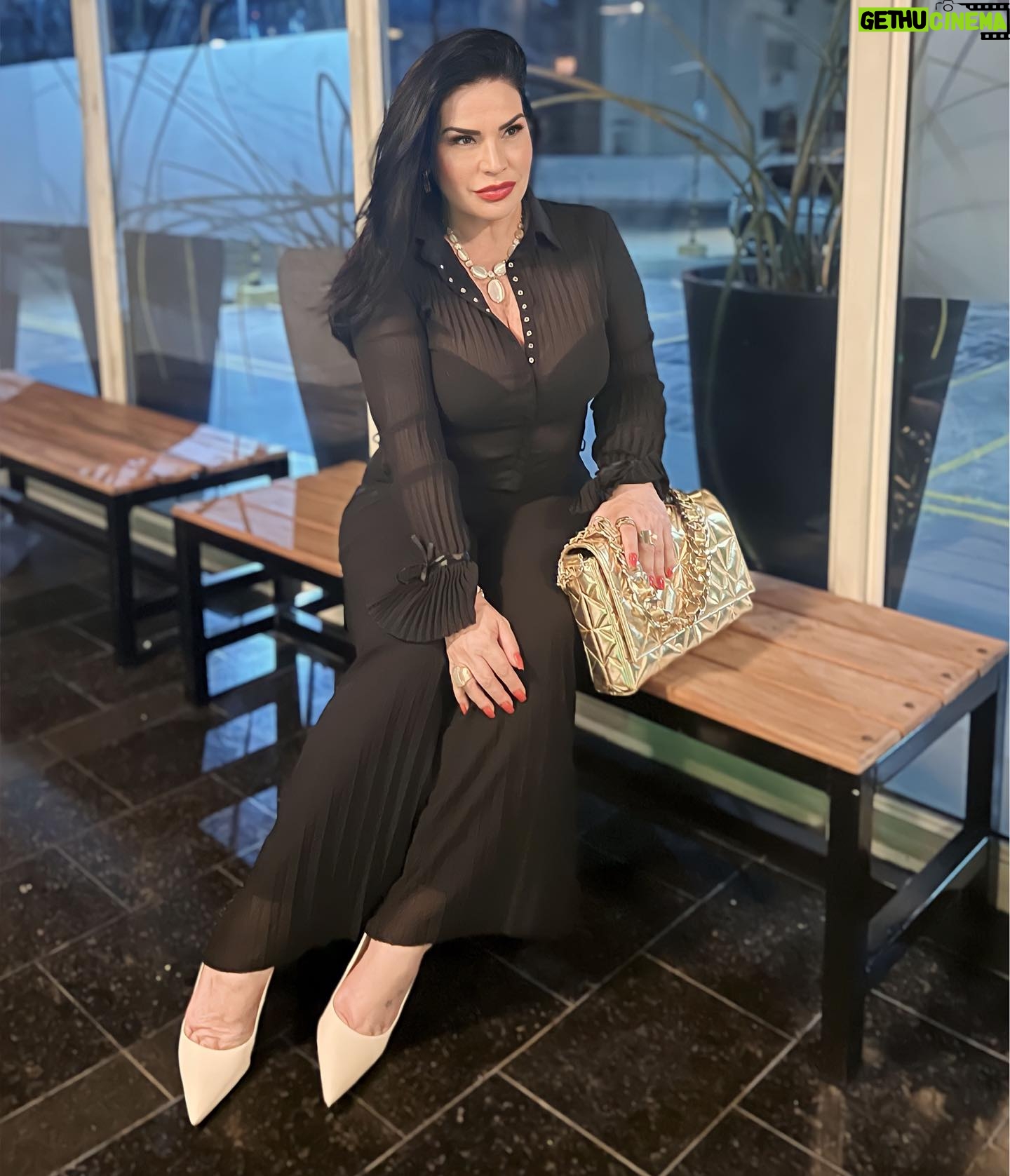 Solange Gomes Instagram - De ontem. Look para ida ao teatro. Gostam, meninas? #lookdodia #shoes #scarpin