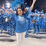 Solange Gomes Instagram – O carnaval carioca faz parte da minha história. Foram anos de dedicação e alegria. Este ano recebi o convite do presidente da @academicosdeniteroi @hugojunioroficial para desfilar. Escolhi vir com a camisa e me divertir sem preocupações. Adorei. 💙