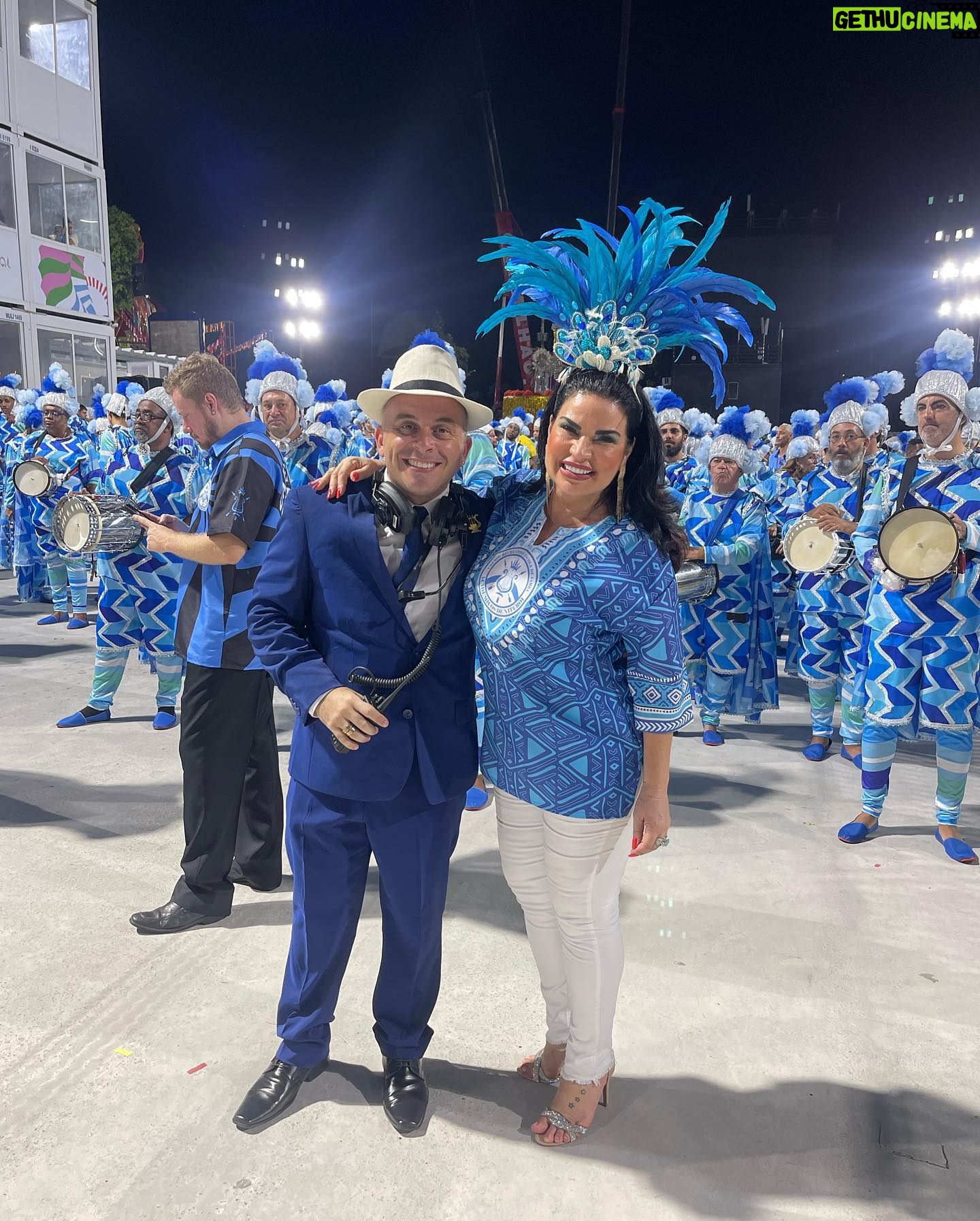 Solange Gomes Instagram - O carnaval carioca faz parte da minha história. Foram anos de dedicação e alegria. Este ano recebi o convite do presidente da @academicosdeniteroi @hugojunioroficial para desfilar. Escolhi vir com a camisa e me divertir sem preocupações. Adorei. 💙