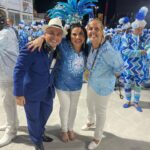 Solange Gomes Instagram - O carnaval carioca faz parte da minha história. Foram anos de dedicação e alegria. Este ano recebi o convite do presidente da @academicosdeniteroi @hugojunioroficial para desfilar. Escolhi vir com a camisa e me divertir sem preocupações. Adorei. 💙
