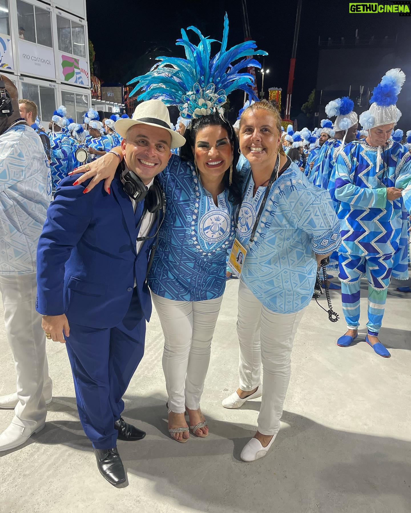 Solange Gomes Instagram - O carnaval carioca faz parte da minha história. Foram anos de dedicação e alegria. Este ano recebi o convite do presidente da @academicosdeniteroi @hugojunioroficial para desfilar. Escolhi vir com a camisa e me divertir sem preocupações. Adorei. 💙