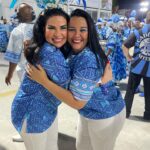 Solange Gomes Instagram - O carnaval carioca faz parte da minha história. Foram anos de dedicação e alegria. Este ano recebi o convite do presidente da @academicosdeniteroi @hugojunioroficial para desfilar. Escolhi vir com a camisa e me divertir sem preocupações. Adorei. 💙