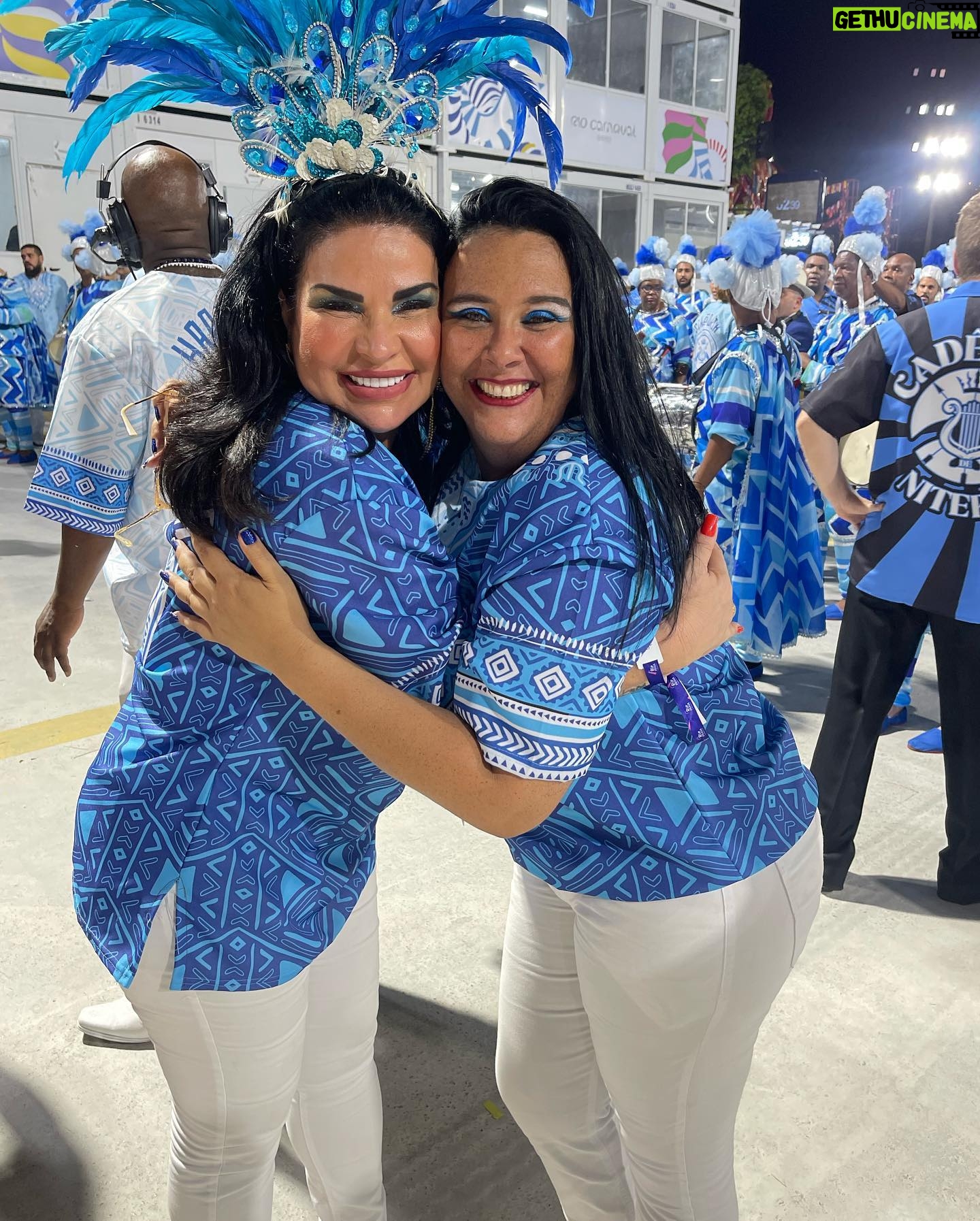 Solange Gomes Instagram - O carnaval carioca faz parte da minha história. Foram anos de dedicação e alegria. Este ano recebi o convite do presidente da @academicosdeniteroi @hugojunioroficial para desfilar. Escolhi vir com a camisa e me divertir sem preocupações. Adorei. 💙