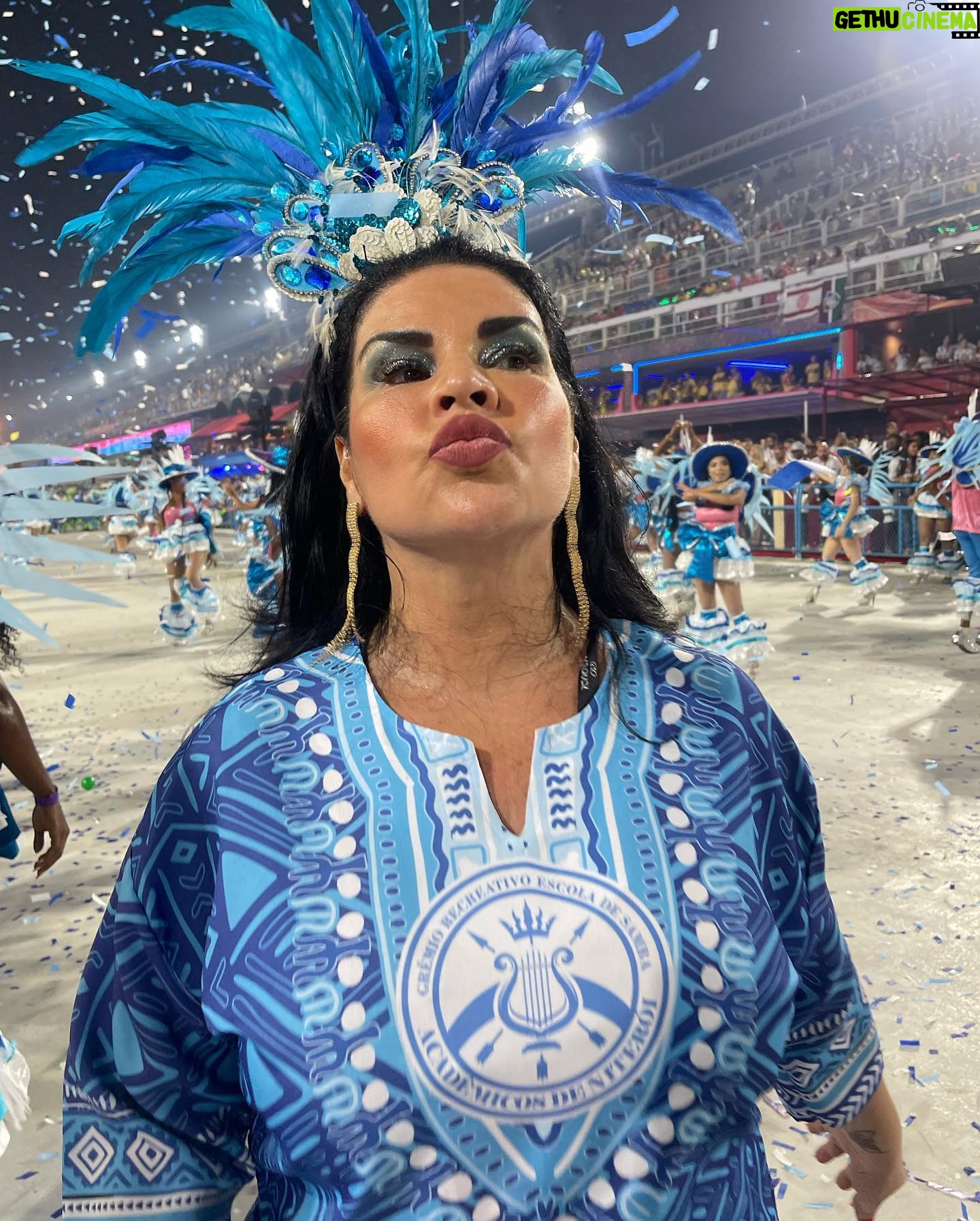 Solange Gomes Instagram - O carnaval carioca faz parte da minha história. Foram anos de dedicação e alegria. Este ano recebi o convite do presidente da @academicosdeniteroi @hugojunioroficial para desfilar. Escolhi vir com a camisa e me divertir sem preocupações. Adorei. 💙