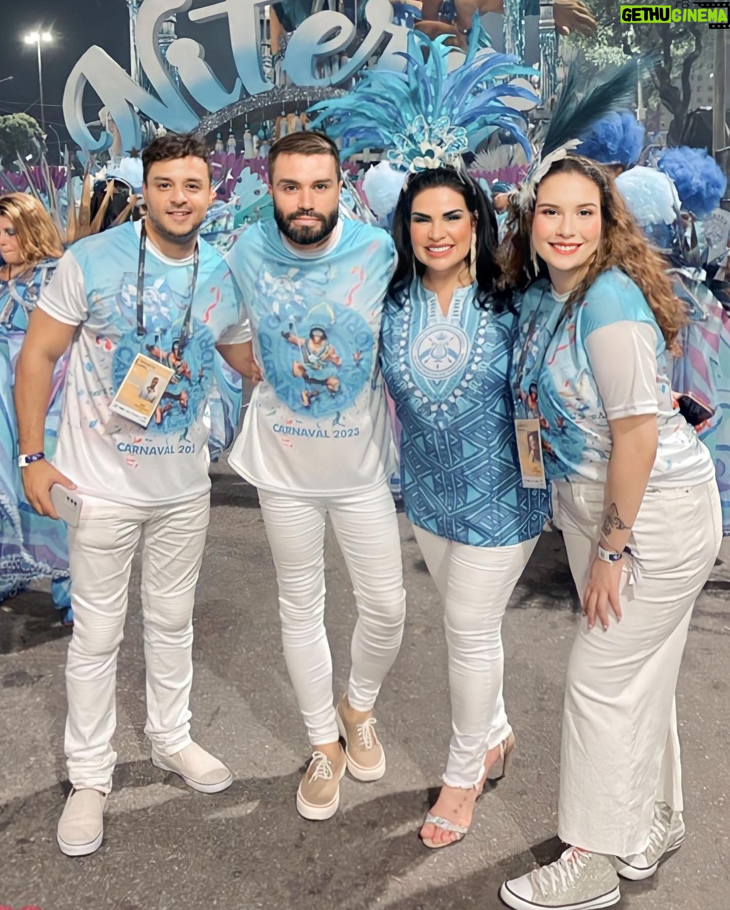 Solange Gomes Instagram - O carnaval carioca faz parte da minha história. Foram anos de dedicação e alegria. Este ano recebi o convite do presidente da @academicosdeniteroi @hugojunioroficial para desfilar. Escolhi vir com a camisa e me divertir sem preocupações. Adorei. 💙