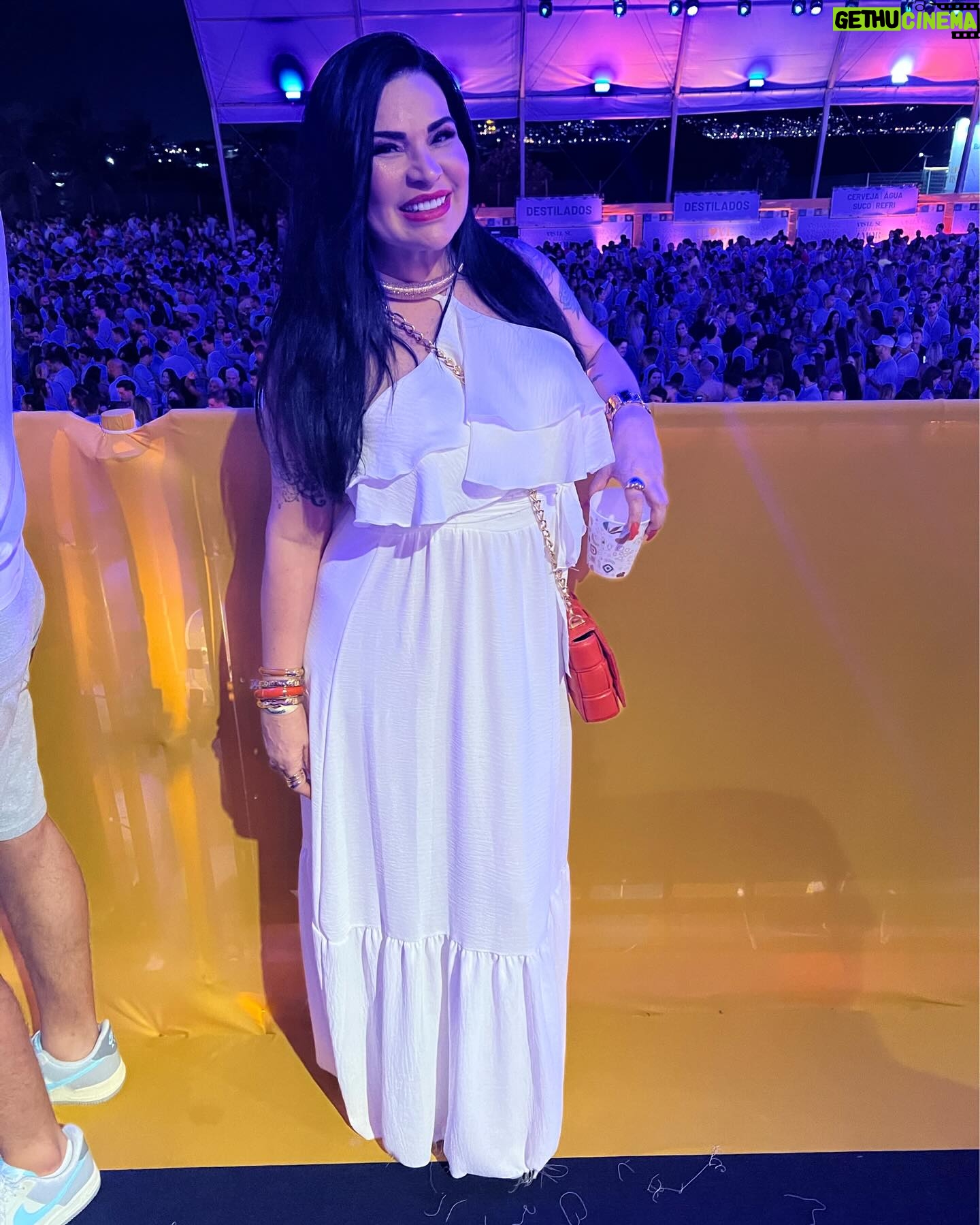 Solange Gomes Instagram - Assim foram as minhas boas vindas a 2024. 🫶🏼🥂Desejo à todos primeiramente o mais importante: saúde. @charlesdaves @cininha_de_paula @cseventos @vista.reveillon