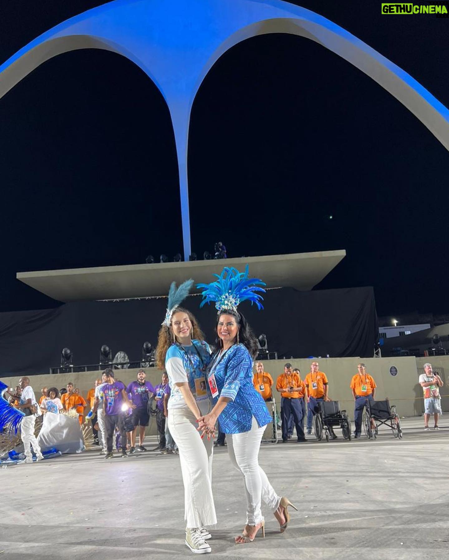 Solange Gomes Instagram - O carnaval carioca faz parte da minha história. Foram anos de dedicação e alegria. Este ano recebi o convite do presidente da @academicosdeniteroi @hugojunioroficial para desfilar. Escolhi vir com a camisa e me divertir sem preocupações. Adorei. 💙