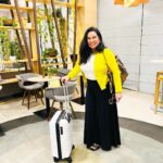 Solange Gomes Instagram - Vocês sempre me pedem os meus looks casuais. Aproveitei o leve friozinho que faz no RJ para usar esse casaqueto verde e combinei com uma T-shirt branquinha e pantalona preta. Aprovado? #look #hotel #RJ