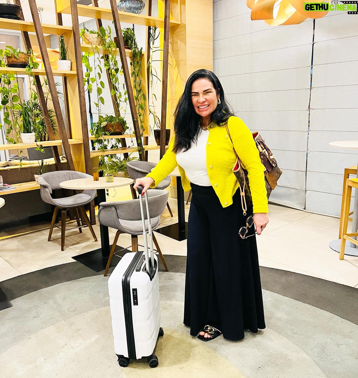 Solange Gomes Instagram - Vocês sempre me pedem os meus looks casuais. Aproveitei o leve friozinho que faz no RJ para usar esse casaqueto verde e combinei com uma T-shirt branquinha e pantalona preta. Aprovado? #look #hotel #RJ