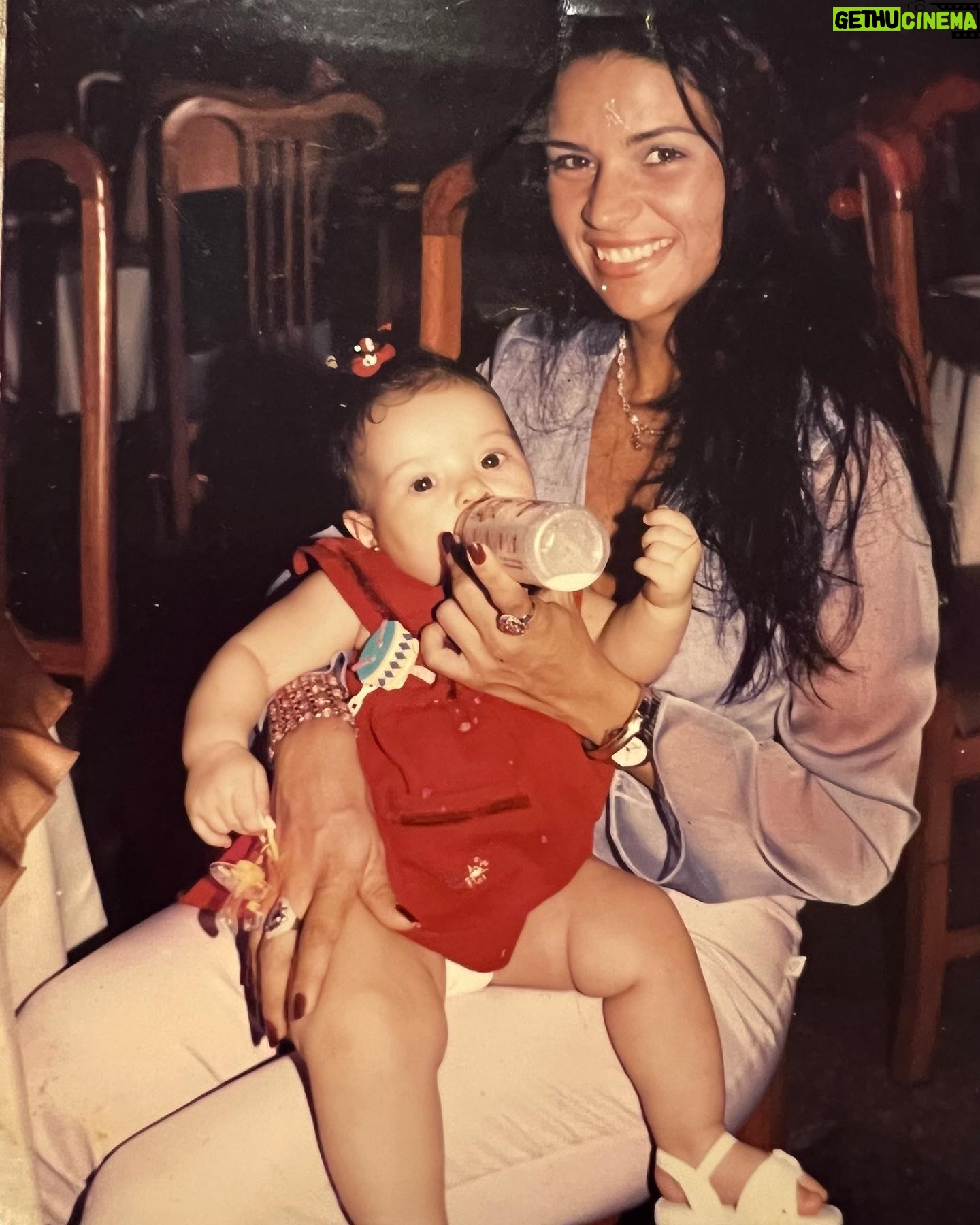 Solange Gomes Instagram - Quem poderia imaginar que essa bebê fofa estaria hoje participando de um reality? O Brasil que conhece nossa história, hoje está nos ajudando para a Stephanie permanecer na disputa pelo prêmio em @agrandeconquista Ah como eu amo! LINK para votação está na minha BIO! #tbt #ficastephanie Ela vai me mat@r quando ver essa foto 😂😂🫶🏼 #coisademae