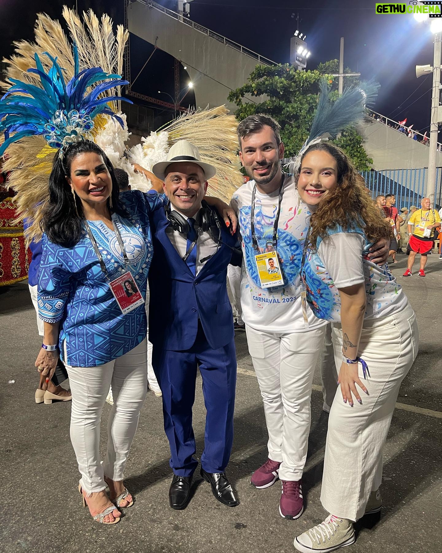 Solange Gomes Instagram - O carnaval carioca faz parte da minha história. Foram anos de dedicação e alegria. Este ano recebi o convite do presidente da @academicosdeniteroi @hugojunioroficial para desfilar. Escolhi vir com a camisa e me divertir sem preocupações. Adorei. 💙