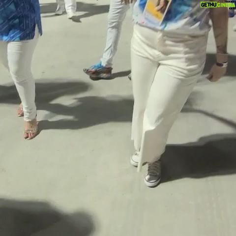 Solange Gomes Instagram - O carnaval carioca faz parte da minha história. Foram anos de dedicação e alegria. Este ano recebi o convite do presidente da @academicosdeniteroi @hugojunioroficial para desfilar. Escolhi vir com a camisa e me divertir sem preocupações. Adorei. 💙