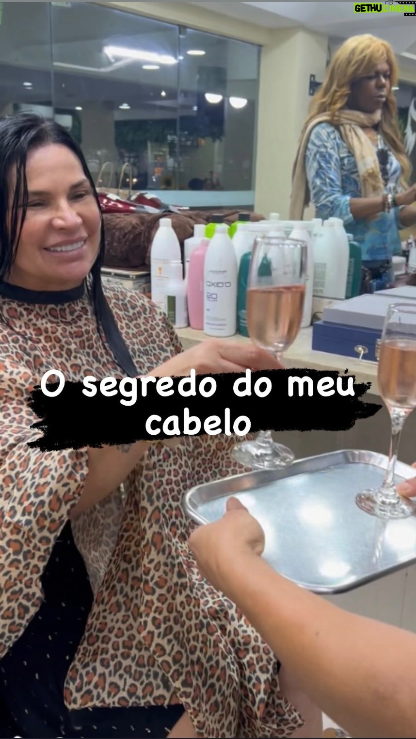 Solange Gomes Instagram - Sabadou e fui cuidar dos meus cabelos que vocês tanto admiram. Vem comigo assistir os segredinhos por @mauretoficial #hair #cabelos