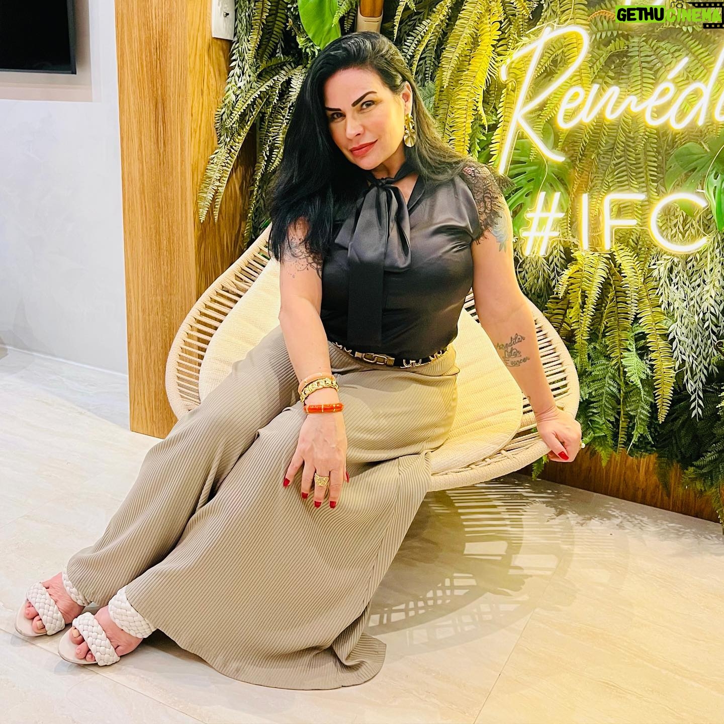 Solange Gomes Instagram - “O coração é terra que ninguém pisa”, já dizia o saudoso Gugu. Ele tinha razão. O tempo passa, o amor não.