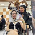 Solange Gomes Instagram – Sabadou e estamos aqui cuidando dos nossos cabelos. Eu, como sempre no pretinho básico e me realizando na @stephaniegomees com essas mechas douradas Sun Kiss pelas mãos da @mauretoficial 💇🏻‍♀️💆🏻‍♀️