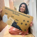 Solange Gomes Instagram – Se eu estou apaixonada por esses tapetes? Sim! Vejam o que a @seucapacho enviou pra gente. Agora você pode colocar a caricatura dos seus pets na entrada da sua casa. Que lindeza! Se quiser, podem usar o cupom de desconto SOLANGE10