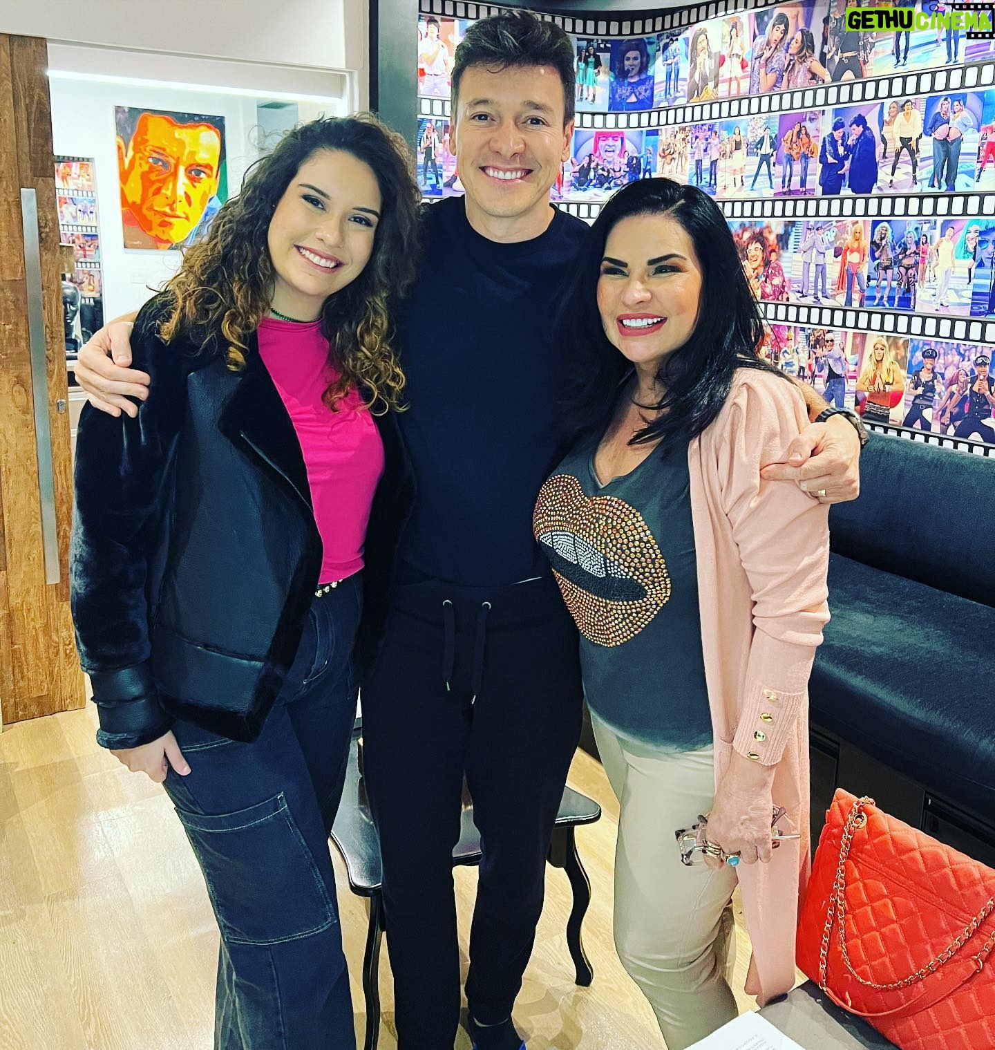 Solange Gomes Instagram - Em dia de gravações na @recordtvoficial após a @stephaniegomees participar de @agrandeconquista ela conheceu o @rodrigofaro Carinha de feliz 🙃 da moça 🤩