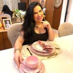 Solange Gomes Instagram – Aquela mesa posta para receber os amigos ou até mesmo para o seu dia a dia, eu adoro!! Escolhi esses itens com tons de rosa na @casacomplemento 

São tantas variedades de cores e estampas que a gente quer comprar a loja toda. #casa #design #decor #mesa #mesaposta #publi