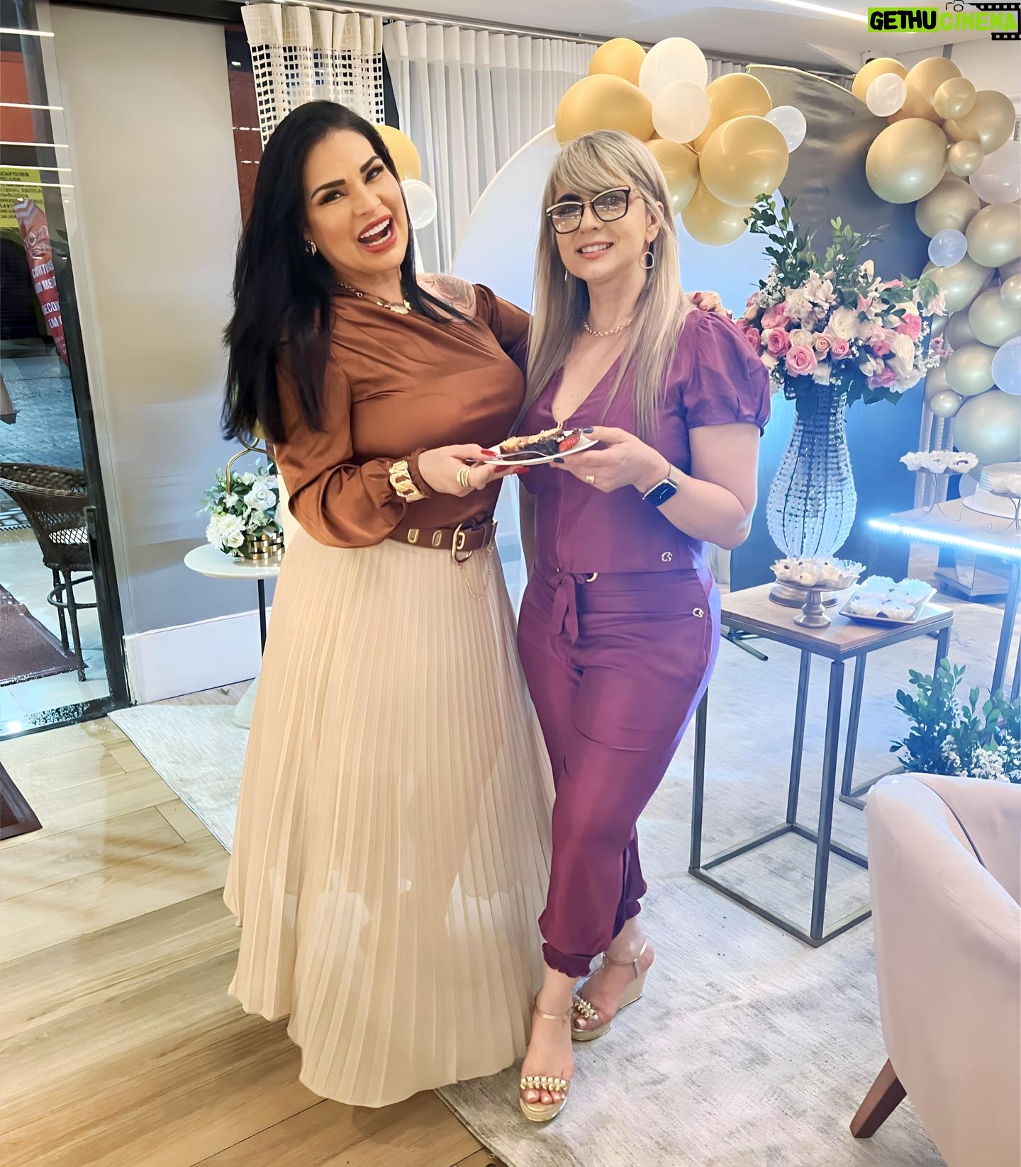 Solange Gomes Instagram - Dia de apagar as velinhas para minha amiga Cida Carvalho @novadesignrj #parabéns 🎂